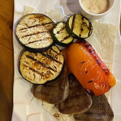 Говяжий язык с овощами гриль в Sololaki по цене 780 ₽