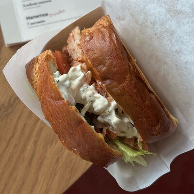 Бриошь с тартаром и курицей в oh my toast по цене 510 ₽