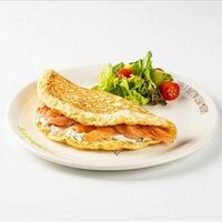 Омлет со слабосолёным лососем и крем-чизом в АндерСон