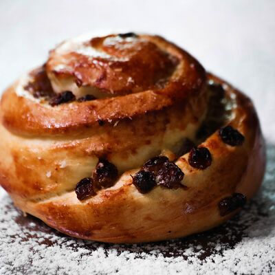 Булочка с изюмом в Пекарня 50 лет СССР по цене 150 ₽