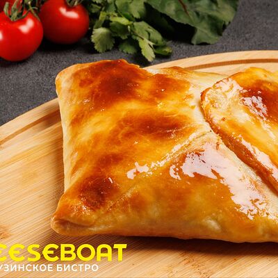 Хачапури слоеный в Cheeseboat по цене 350 ₽