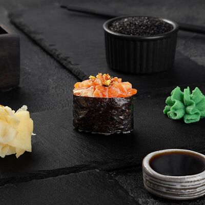 Гункан лосось спайси в Маэстро Kaiseki Ryori по цене 399 ₽