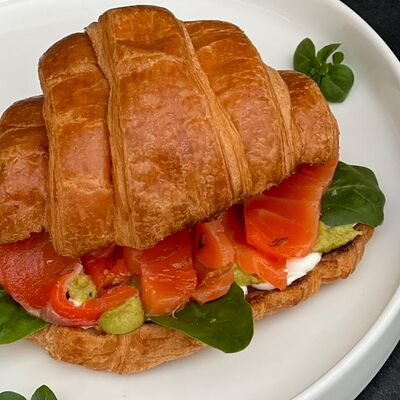 Круассан с лососем и сливочным сыром в Berberry & ptichka по цене 650 ₽