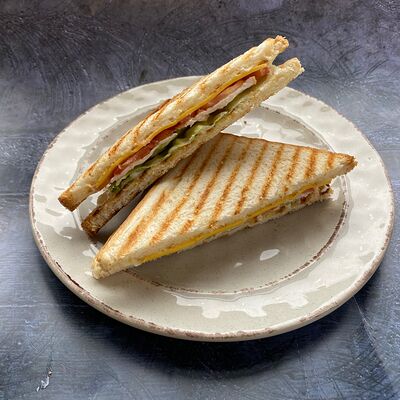 Сэндвич с курицей в Loft Cafe по цене 360 ₽