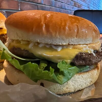 Чизбургер среднийв Мясьё Гриль l burgerz по цене 490 ₽