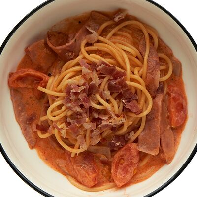 Паста с ветчиной, черри и беконом в Cheese Knock по цене 600 ₽