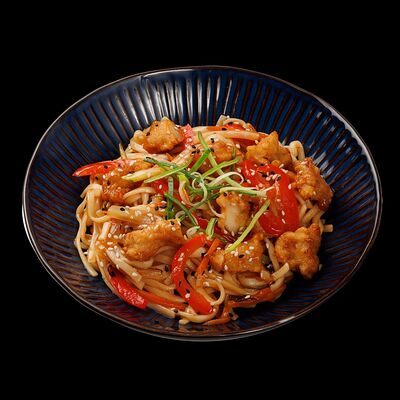 Удон с хрустящей курочкой в кисло-сладком соусе в Wokmania по цене 423 ₽