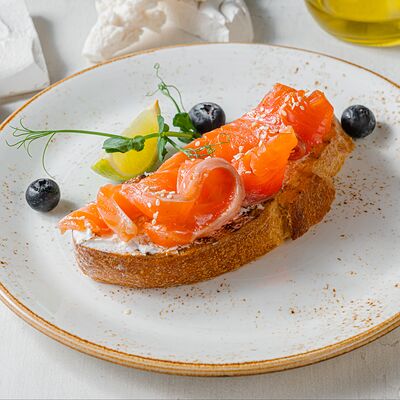 Брускетта с лососем в Шеф-Рояль по цене 485 ₽