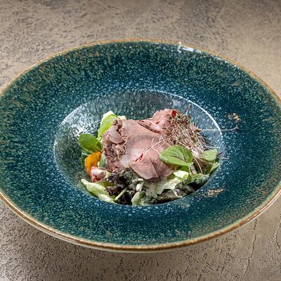 Салат с ростбифом Вителло-тонато в Тестория по цене 750 ₽