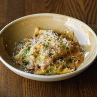 Равиоли с шпинатом, лососем и соусом шафран в Pasta Salsa Osteria