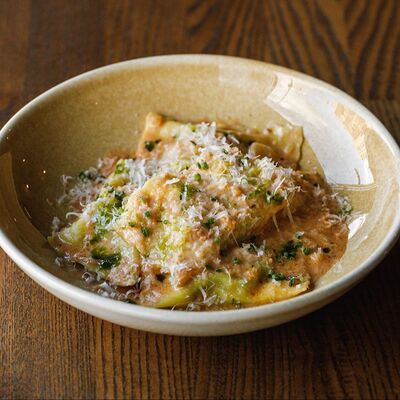 Равиоли с шпинатом, лососем и соусом шафран в Pasta Salsa Osteria по цене 690 ₽