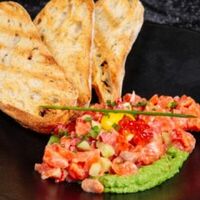 Тартар из лосося с огурцом и кремом из авокадов Lure Oysterbar
