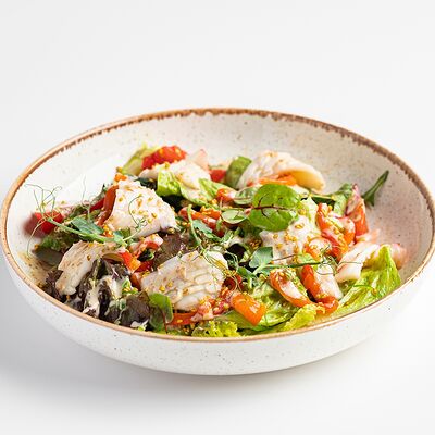 Нежный кальмар с бакинскими томатами и салатом чука в Сеть семейных кафе Kitchen по цене 750 ₽