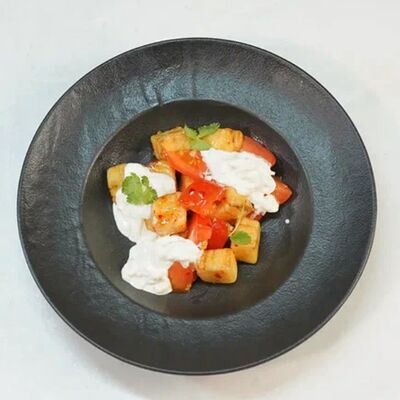 Хрустящие баклажаны с томатами и молодым сыром в Edateca по цене 600 ₽