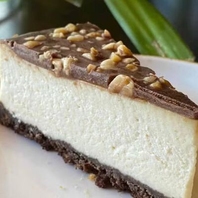 Чизкейк Сникерс в Zavarka coffee по цене 400 ₽