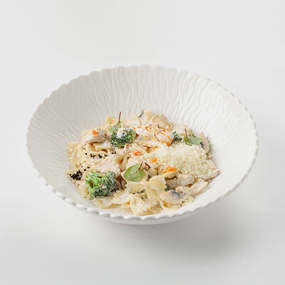 Фарфалле с курицей и грибами в Coffee BOOM по цене 3400 ₸