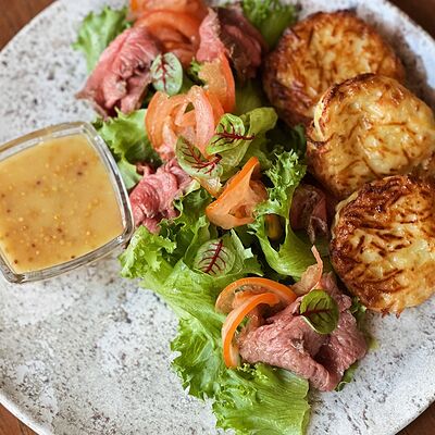 Салат с драниками и ростбифом в Пряный Тимьян по цене 595 ₽