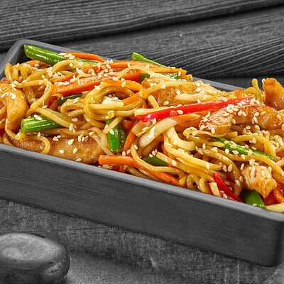 Лапша яичная с двойной курицей под соусом терияки в Суши Мастер по цене 309 ₽