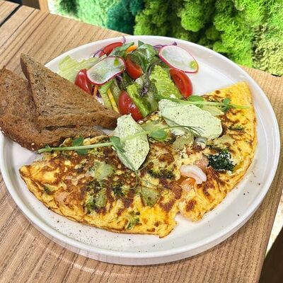 Омлет с креветками и брокколи в Кофестория по цене 650 ₽