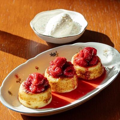 Сырники без сыра, но с малиной в Ava bistro по цене 620 ₽