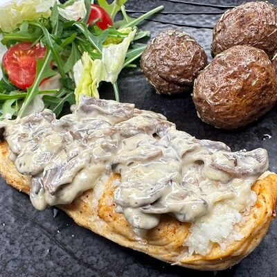 Запеченная куриная грудка под сливочным соусом с картофелем в Знатный Дворъ по цене 750 ₽