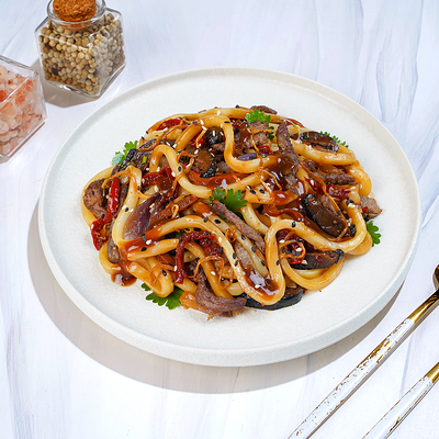 Удон с говядиной в Магбургер & Братья Караваевы по цене 385 ₽