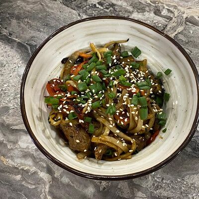 Wok со свининой в Суши-бар Макото по цене 450 ₽