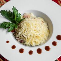 Паста феттуччине с курицей и грибами в Шашлычная Хинкальная