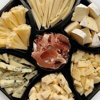 Сырная тарелка на Аперитив в Скажите сыр!