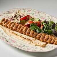 Кебаб из цыпленка, свежие овощи в Мясная карта