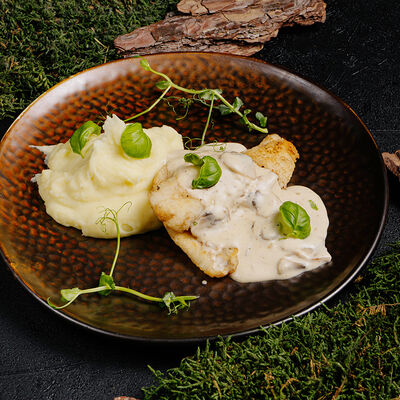 Стейк из судака с грибным соусом и картофельным пюрев Реконструкция по цене 830 ₽