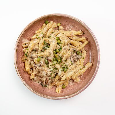 Казаречче с щеками, зеленым горошком и соусом черный перец в White Fox Cafe по цене 1195 ₽