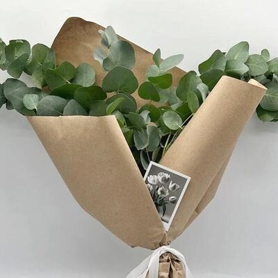 Букет из ароматного эвкалипта в стильной крафтовой упаковке в Cosmo Сakery по цене 2500 ₽
