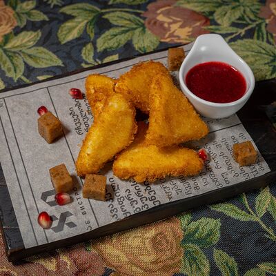 Жареный сулугуни с мармеладом из инжира и брусничным соусом в Грузинскоебистро Каха по цене 634 ₽