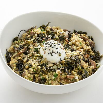 Зелёная гречка с грибами, нори и яйцом пашот в Nothing Fancy по цене 990 ₽