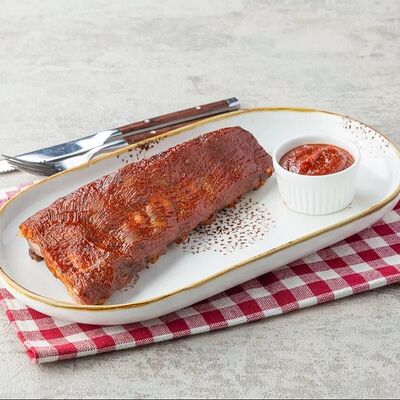 Копчёные свиные ребра с соусом барбекю в Или по цене 450 ₽