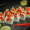 Хикари ролл с филе тунца и лосося под острым соусом спайси в Fast Япония Premium Sushi по цене 440