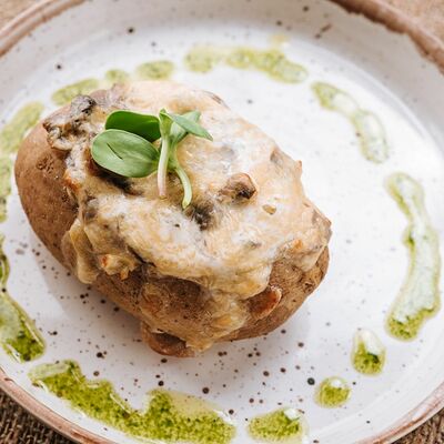 Картофель, фаршированный грибным жульеном в Кафе-парк Теремок по цене 190 ₽