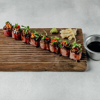 Ролл Тунец, авокадо и спайси соус в She