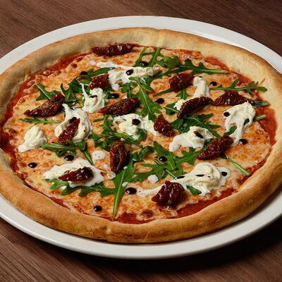 Пицца с вялеными томатами и страчателлой в Савори по цене 900 ₽