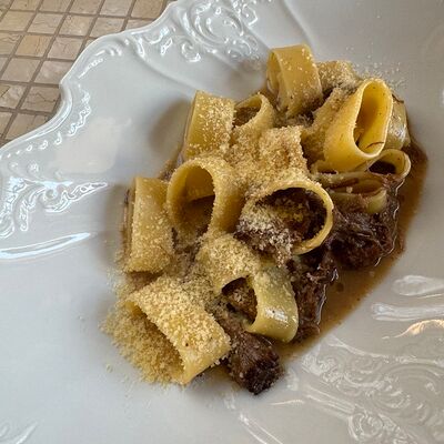 Каламарата с рагу из говядины и белыми грибами в Мари по цене 680 ₽