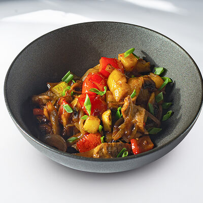 Курица и свинина в кисло-сладком соусе в Sunrise по цене 748 ₽