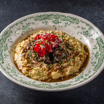 Говяжьи щечки с демигласом и картофелем в Шале Берёзка по цене 1850 ₽