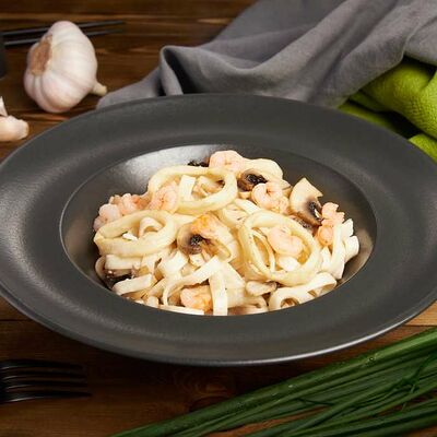 Удон с морепродуктами в сырно-сливочном соусе в Суши ням по цене 538 ₽