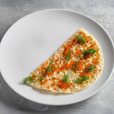 Кутаб с лососем и красной икрой в КрабыКутабы по цене 430 ₽