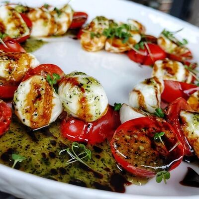 Капрезе с песто и бальзамиком в Мангал House по цене 580 ₽