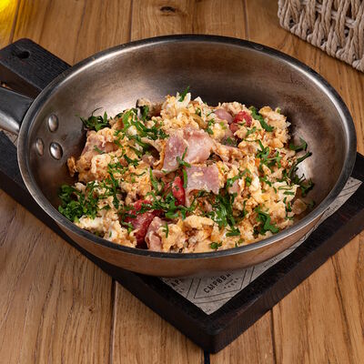 Омлет из трех яиц с беконом, томатами и луком в Сыроварня по цене 570 ₽