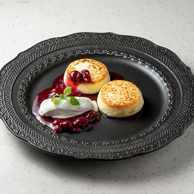 Сырники с фермерской сметаной и вишневым компоте в Мясной синдикат по цене 790 ₽