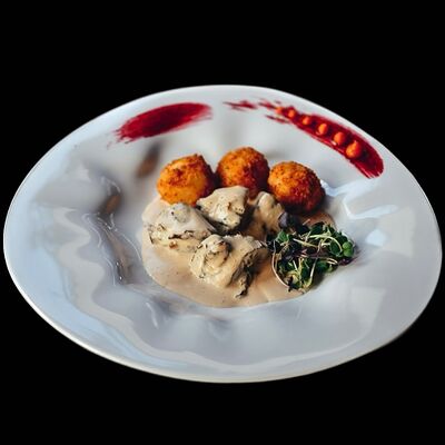 Говяжьи щечки с картофельным крокетом в Лаверна по цене 1190 ₽