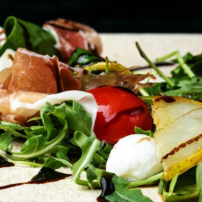 С копченой вырезкой и хрустящим картофелемв Метро Cafe по цене 539 ₽